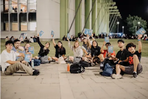 Grupo de jóvenes preparándose